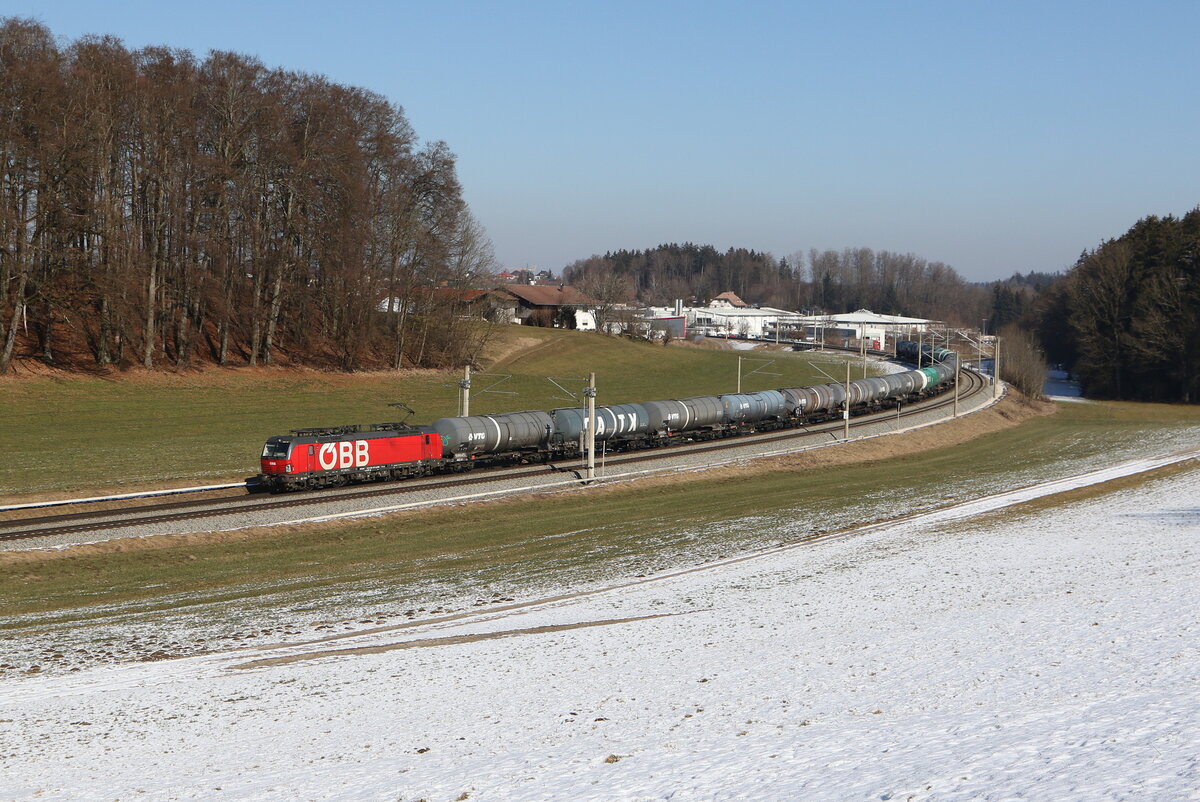 1293 187 mit einem Kesselwagenzug aus Salzburg kommend am 19. Februar 2025 bei Axdorf im Chiemgau.