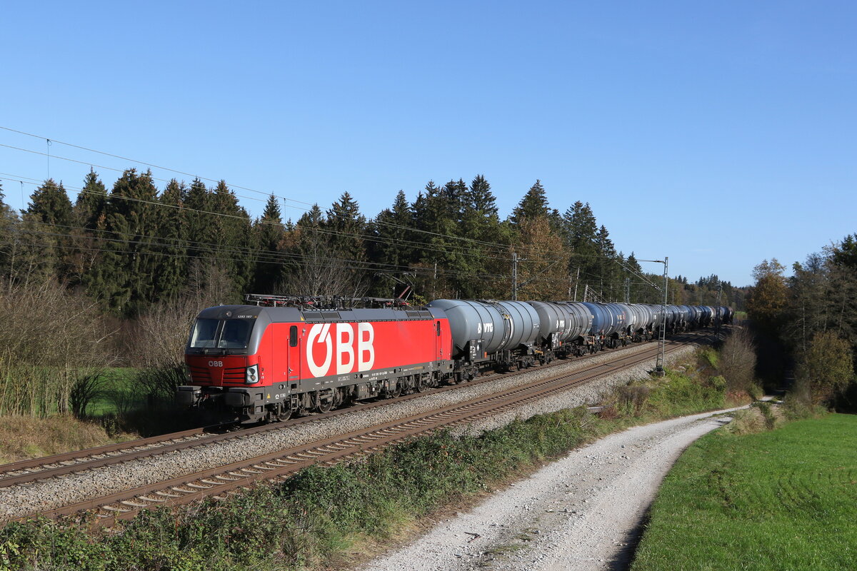 1293 187 war am 31. Oktober 2022 mit einem Kesselwagenzug bei Grabenstätt in Richtung München unterwegs.
