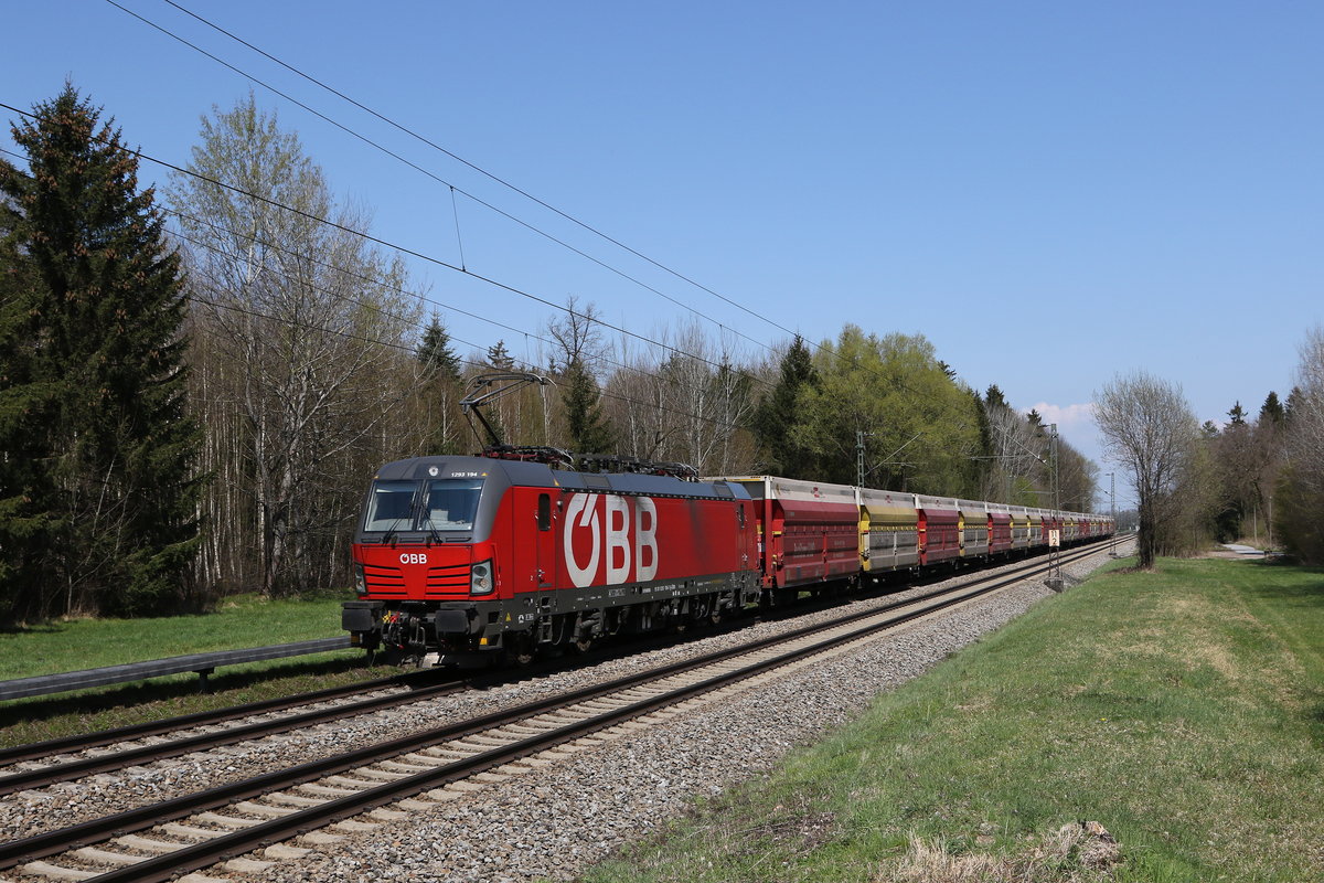 1293 194 mit dem  Rocktainerzug  am 21. April 2021 bei Brannenburg im Inntal.