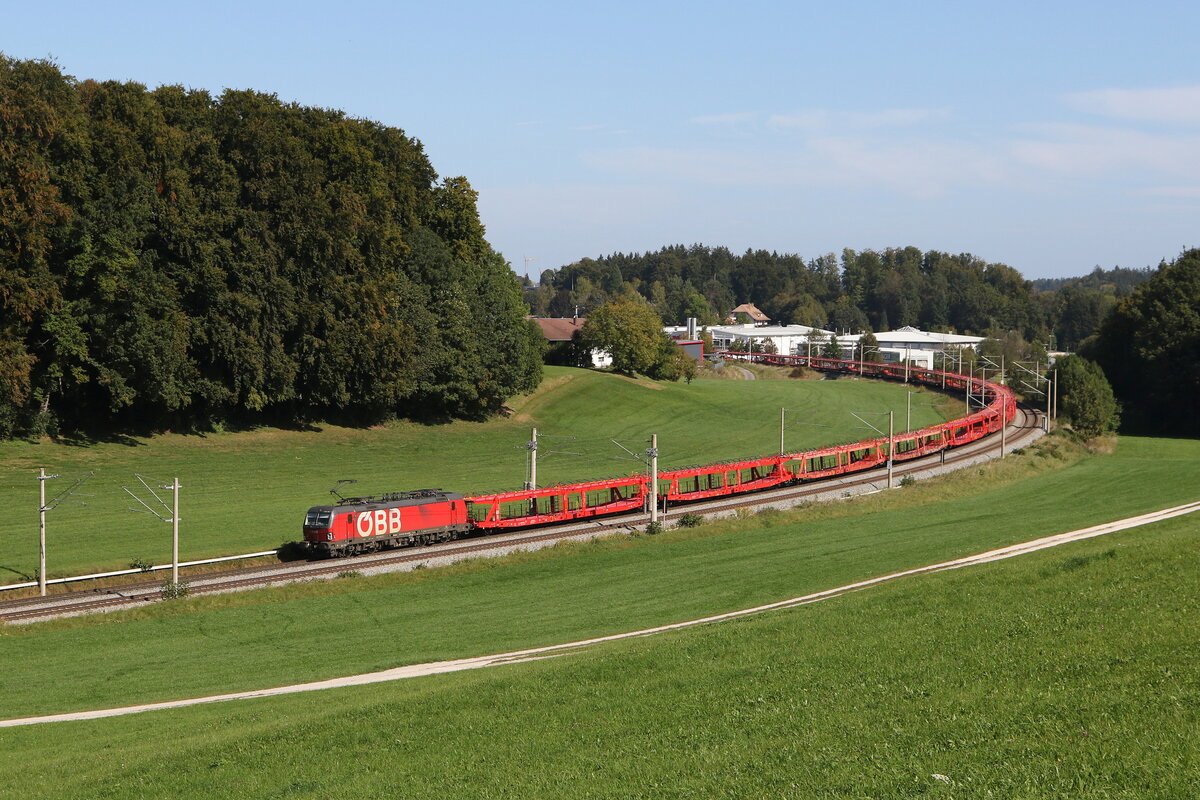 1293 195 war mit einem leeren Autozug in Richtung Mnchen unterwegs. Aufgenommen am 3. Oktober 2023 bei Axdorf.