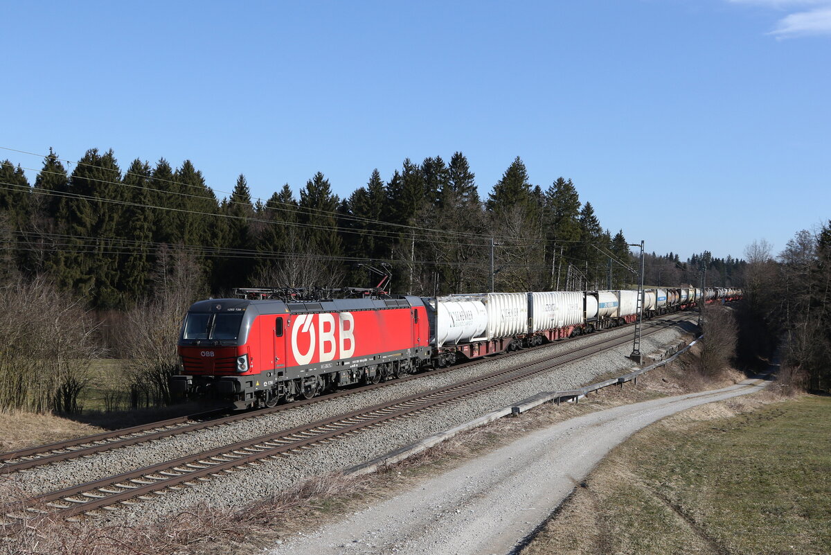 1293 199 mit einem Containerzug aus Salzburg kommend am 3. Mrz 2022 bei Grabensttt im Chiemgau.