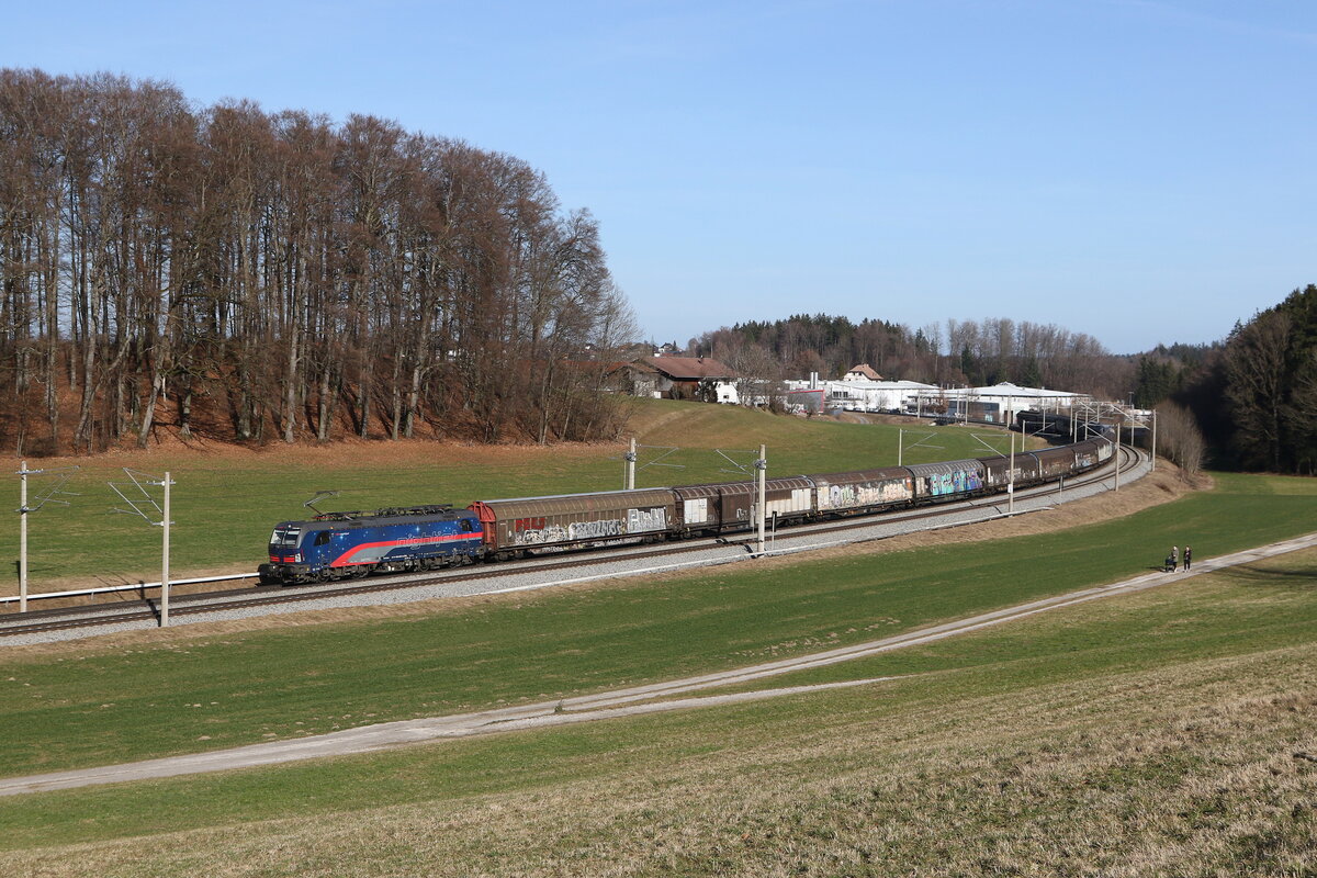 1293 200 mit Schiebewandwagen aus Salzburg kommend am 5. Februar 2024 bei Axdorf im Chiemgau.