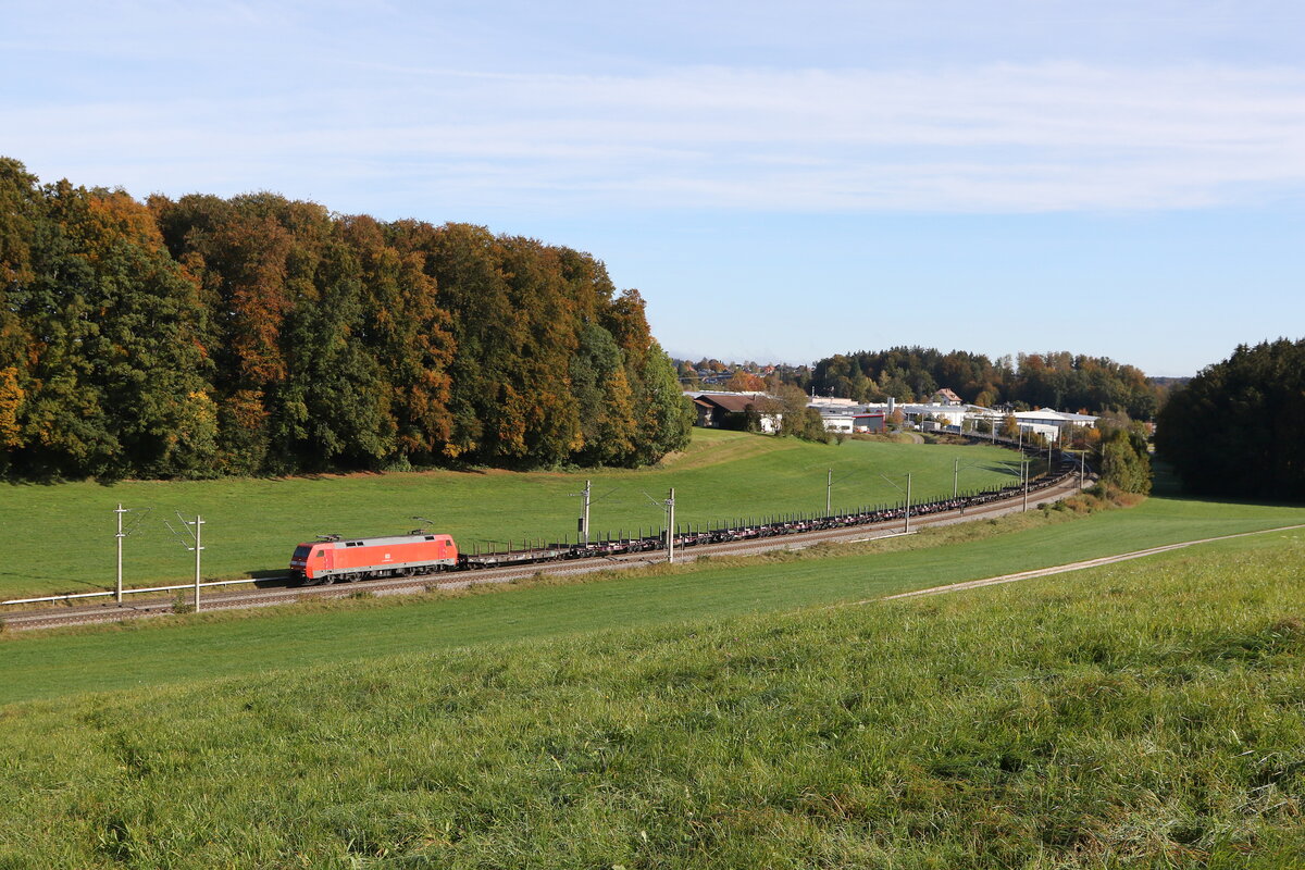 152 007 mit einem leeren Stahlzug aus Freilassing kommend am 12. Oktober 2024 bei Axdorf.