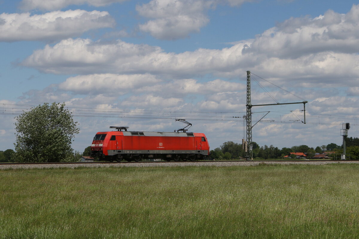 152 042 aus Freilassing kommend am 133. Mai 2026 bei �bersee am Chiemsee.
