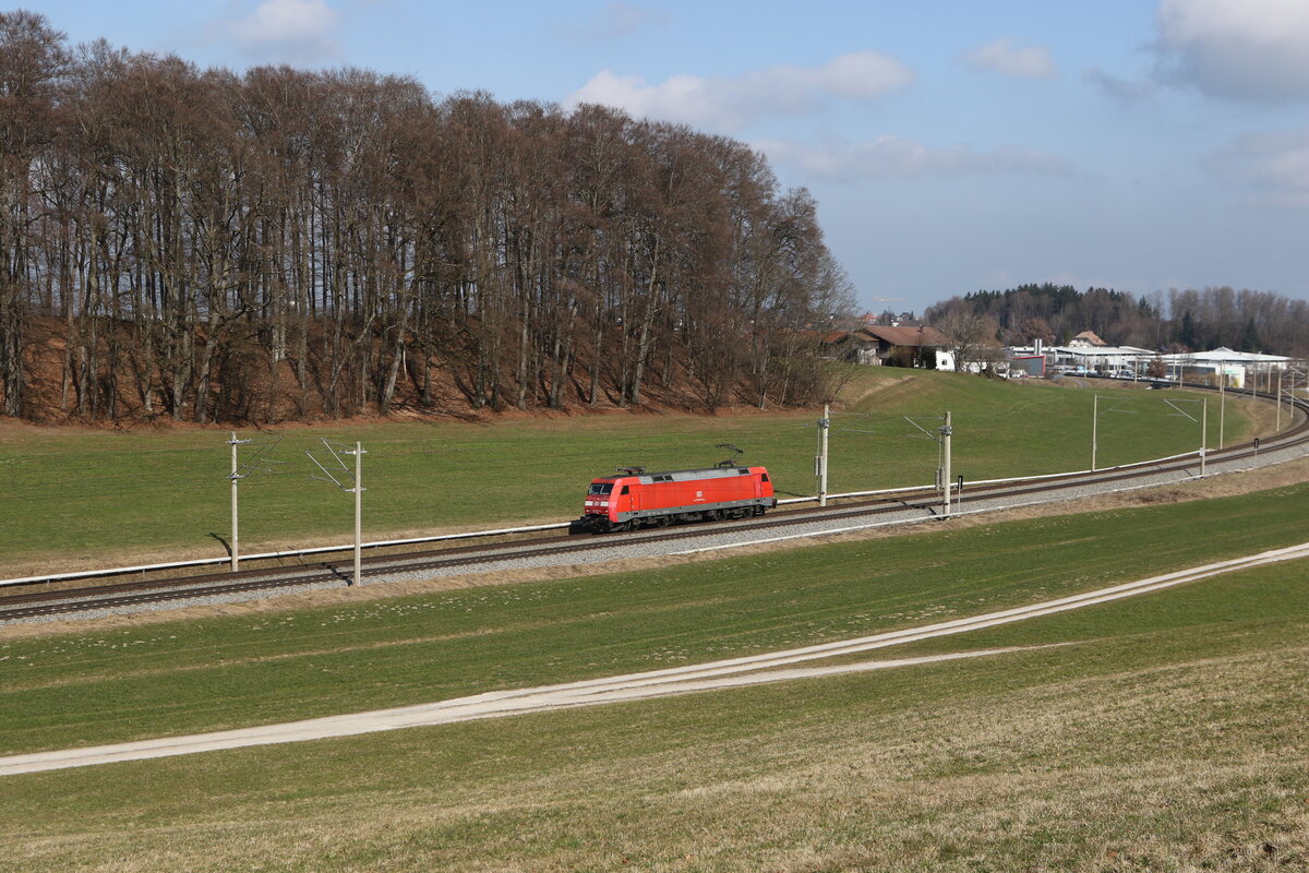 152 051 aus Freilassing kommend am 4. M�rz 2026 bei Axdorf im Chiemgau.
