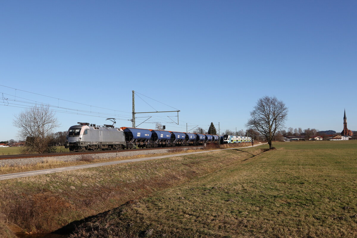 182 610 von  HUPAC  mit einem Getreidezug aus Salzburg kommend am 10. Dezember 2025 bei �bersee am Chiemsee.