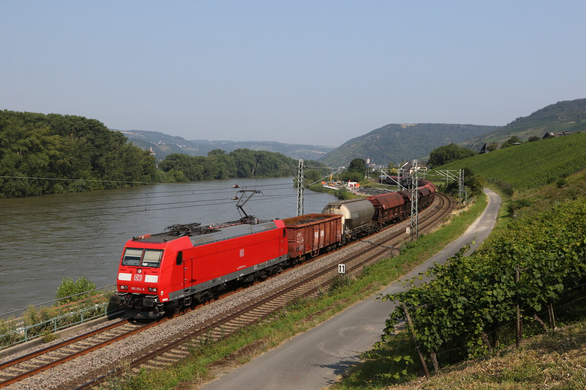 185 014 mit einem gemischten Gterzug im  Bchergrund  bei Lorch am Rhein.