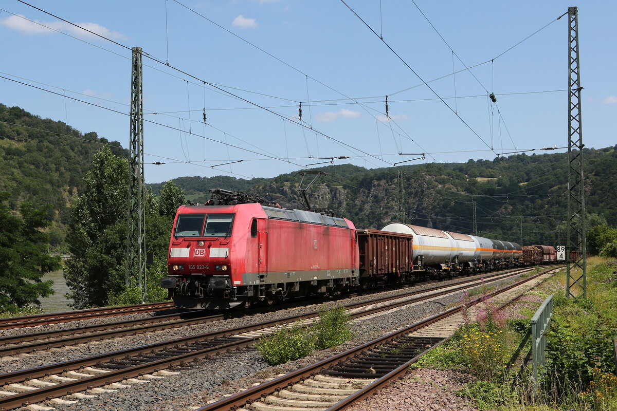 185 023 mit einem gemischten Gterzug am 21. Juli 2021 bei St. Goarshausen am Rhein.