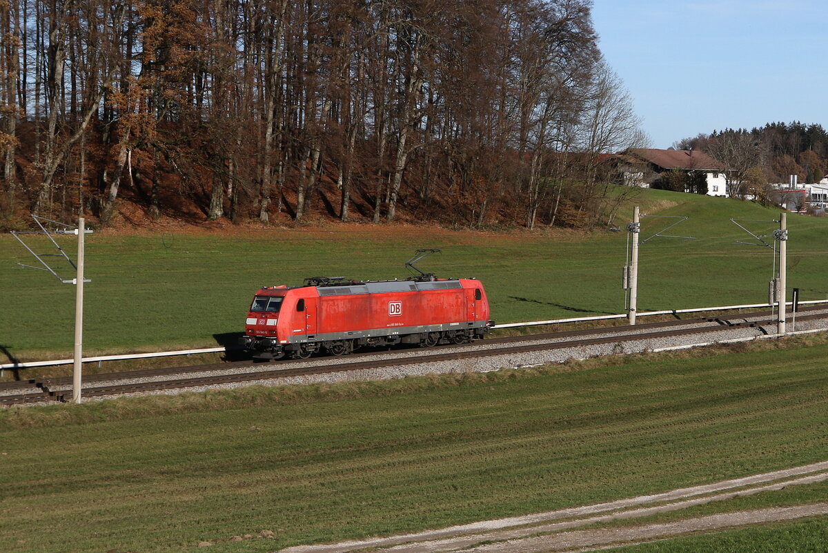 185 048 alleine aus Freilassing kommend am 25. November 2024 bei Axdorf.