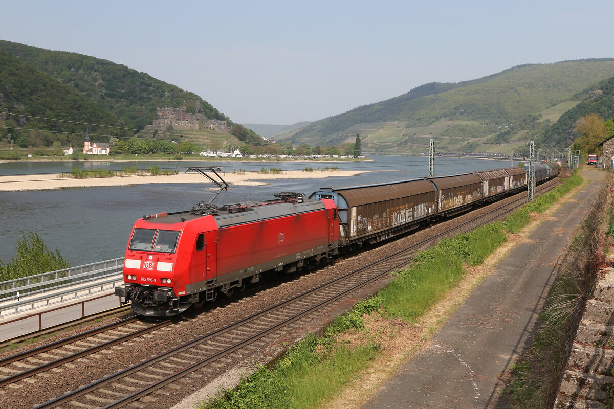 185 160 war mit einem gemischten Gterzug am 3. Mai 2022 bei Assmannshausen in Richtung Bingen unterwegs.