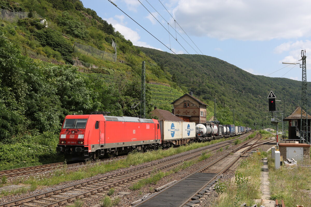 185 208 mit einem  KLV  am 22. Juli 2021 bei Kaub am Rhein.