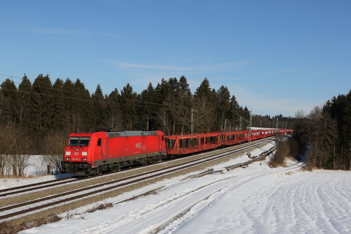 185 209 mit einem leeren Autozug am 24. Januar 2022 bei Grabensttt im Chiemgau.