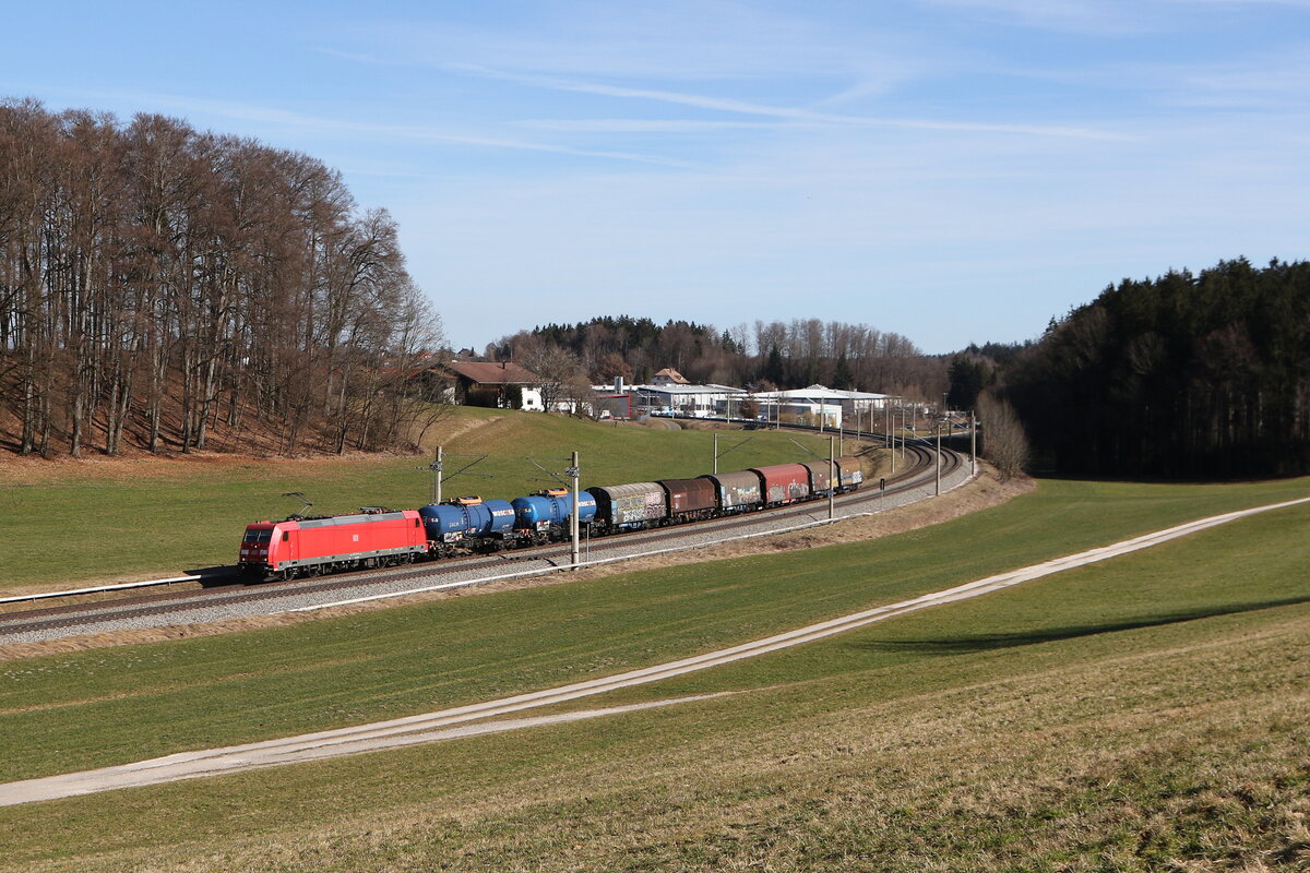 185 212 war mit einem gemischten Güterzug am 28. Februar 2026 bei Axdorf im Chiemgau in Richtung München unterwegs.