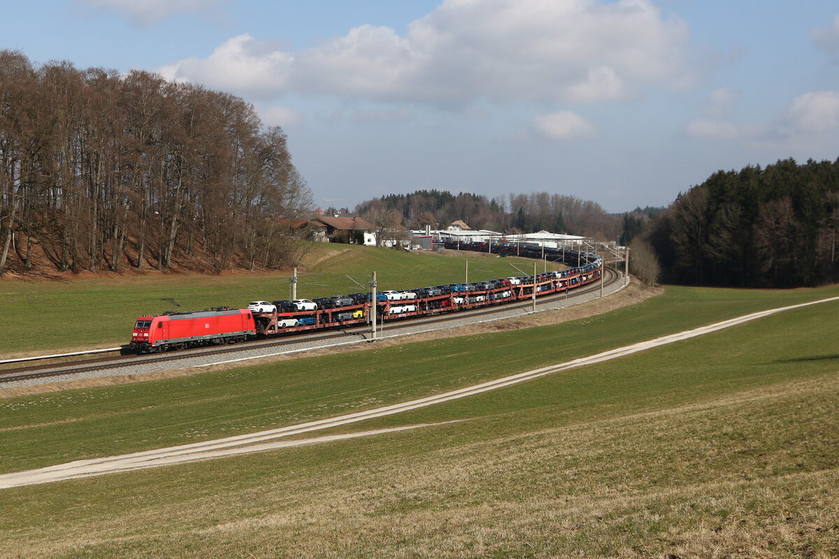 185 243 war mit einem Autozug in Richtung M�nchen unterwegs. Aufgenommen am 4. M�rz 2026 bei Axdorf im Chiemgau.