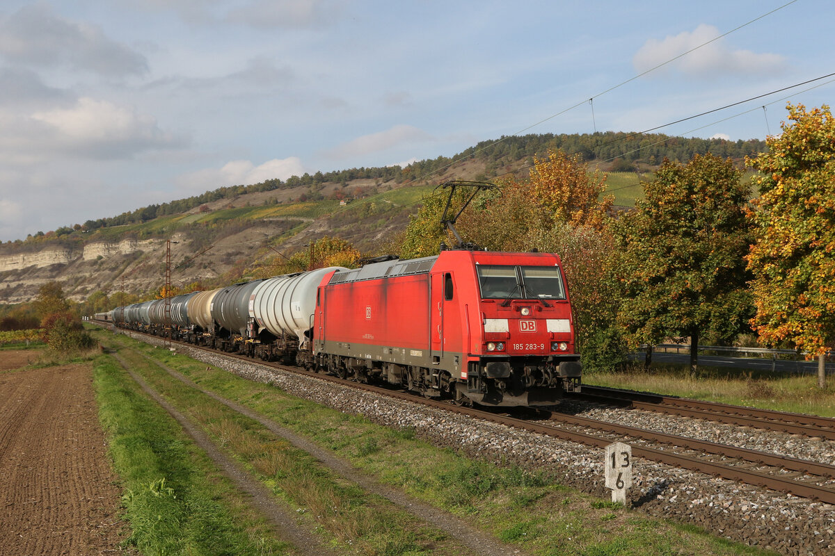 185 283 war mit einem Kesselwagenzug am 12. Oktober 2022 bei Thngersheim in Richtung Wrzburg unterwegs.