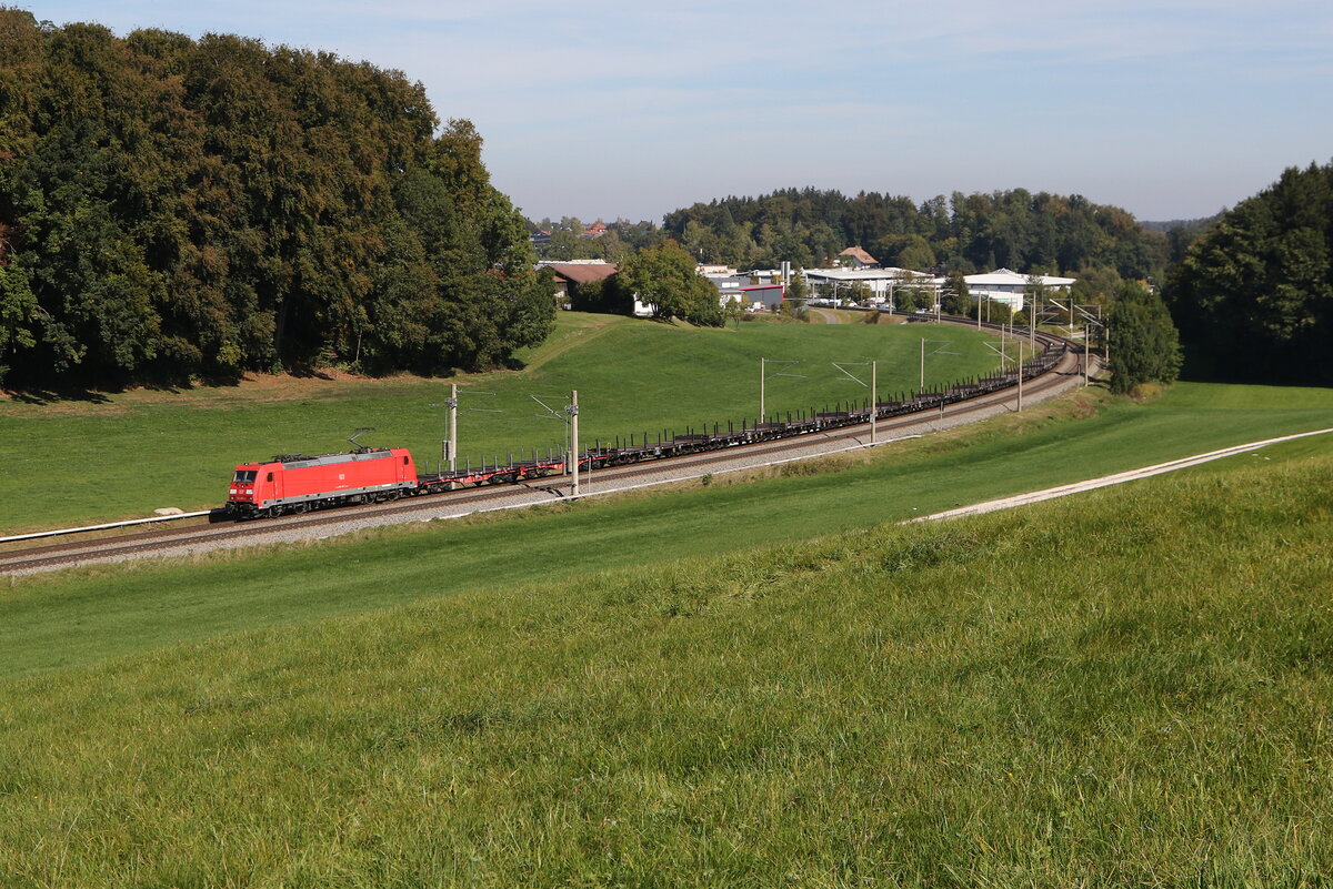 185 285 mit einem  Stahlzug  aus Freilassing kommend am 29. September 2026 bei Axdorf im Chiemgau.