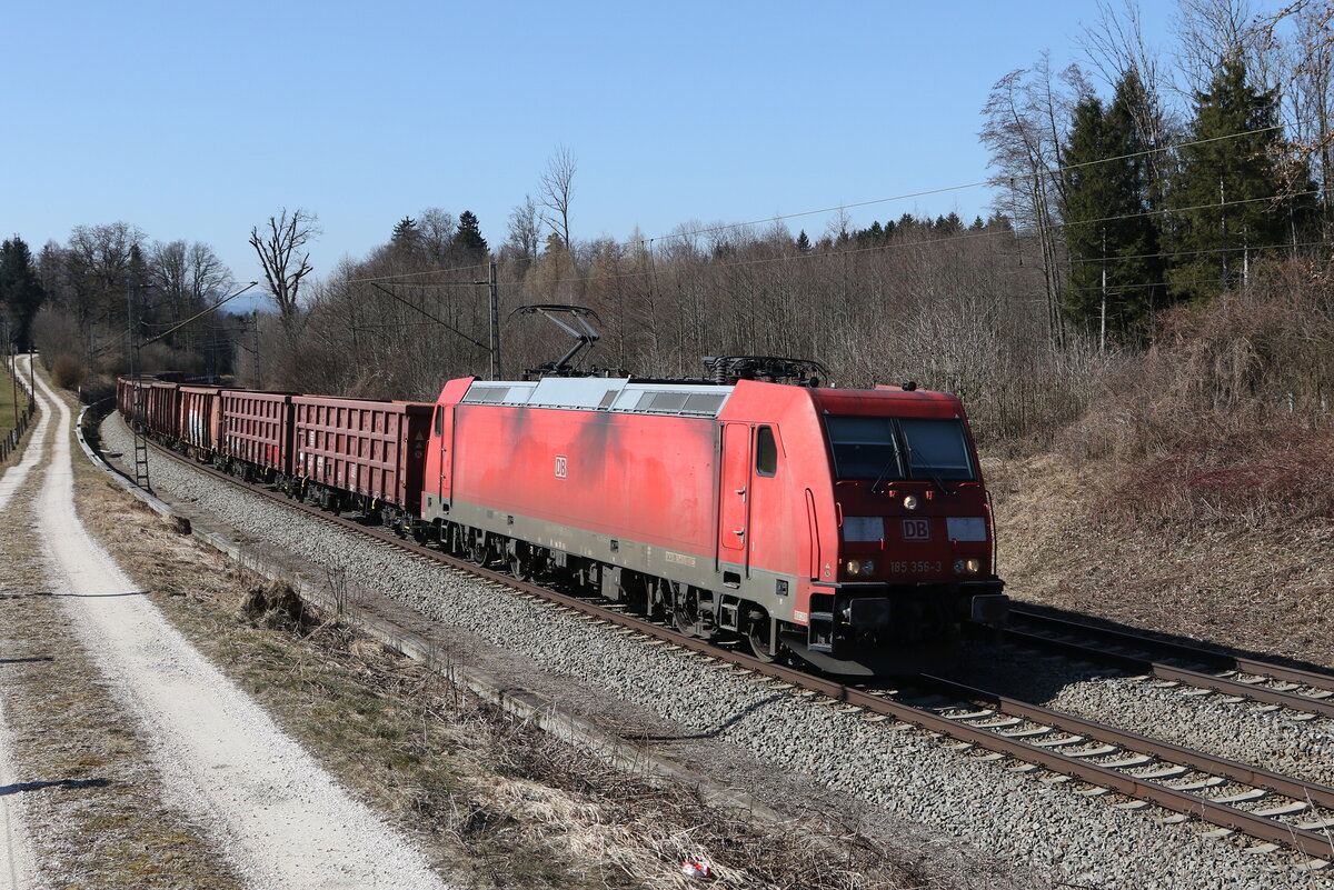 185 356 war mit dem  AICHER-Stahlzug  am 3. Mrz 2022 bei Grabensttt in Richtung Freilassing unterwegs.