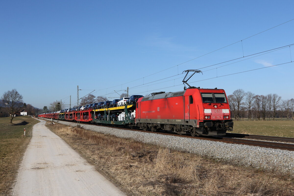185 378 mit ein Autozug auf dem Weg nach Salzburg am 3. Mrz 2022 bei bersee am Chiemsee.