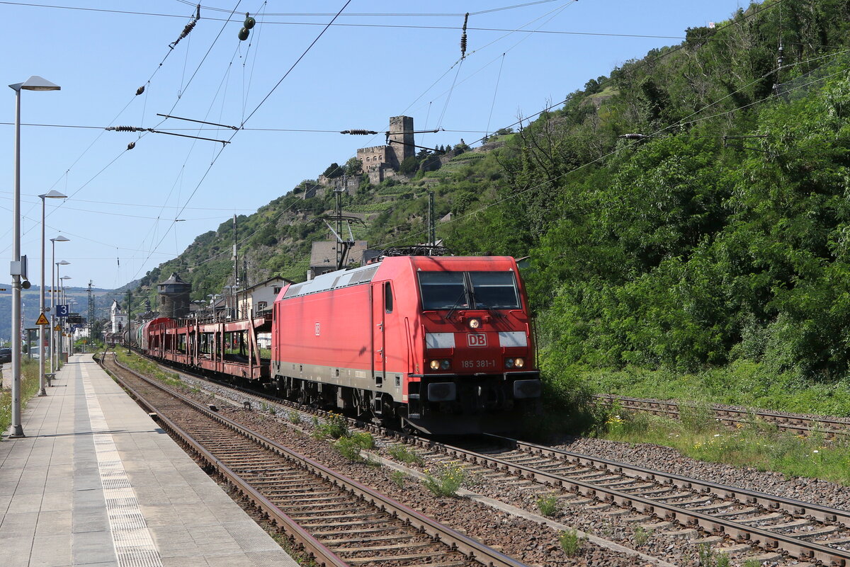 185 381 mit einem gemischten Gterzug am 21. Juli 2021 bei Kaub am Rhein.