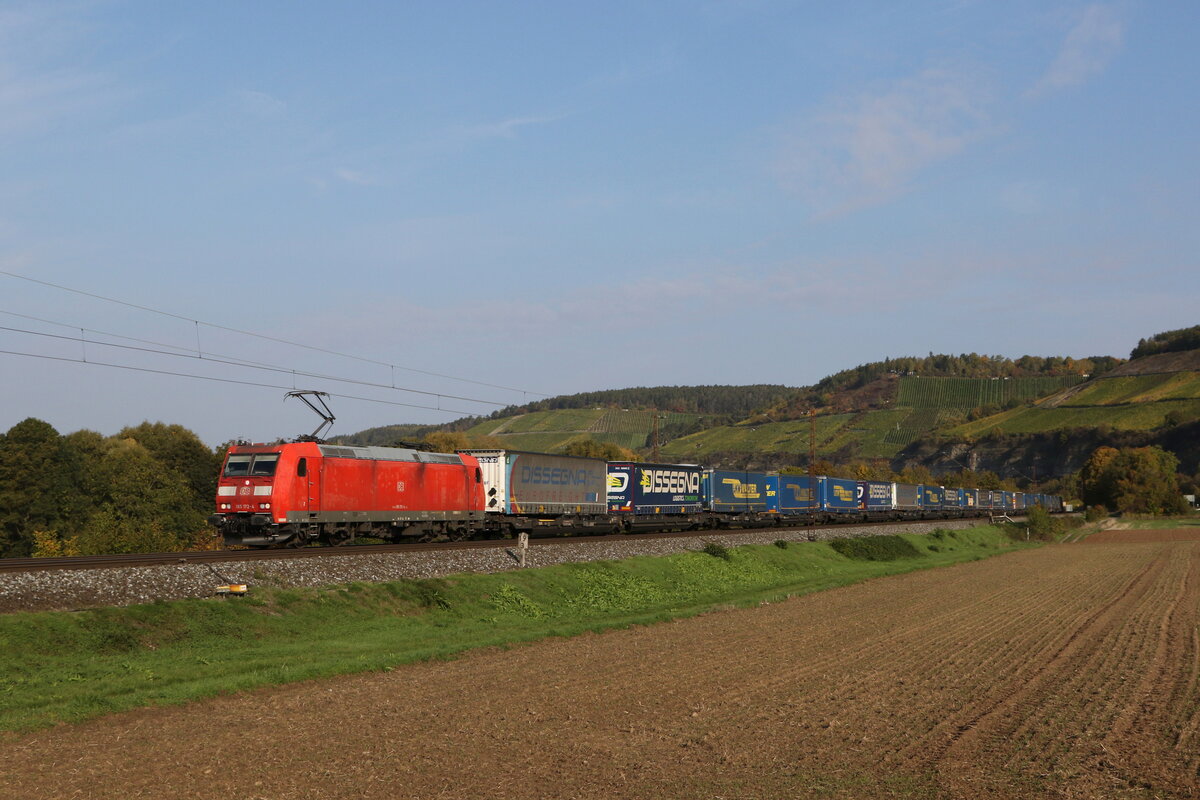 185 572 war am 12. Oktober 2022 mit einem  KLV  bei Himmelstadt in Richtung Wrzburg unterwegs.