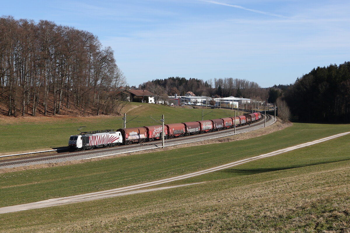 189 901 mit einem G�terzug aus Salzburg kommend am 28. Februar 2026 bei Axdorf im Chiemgau.