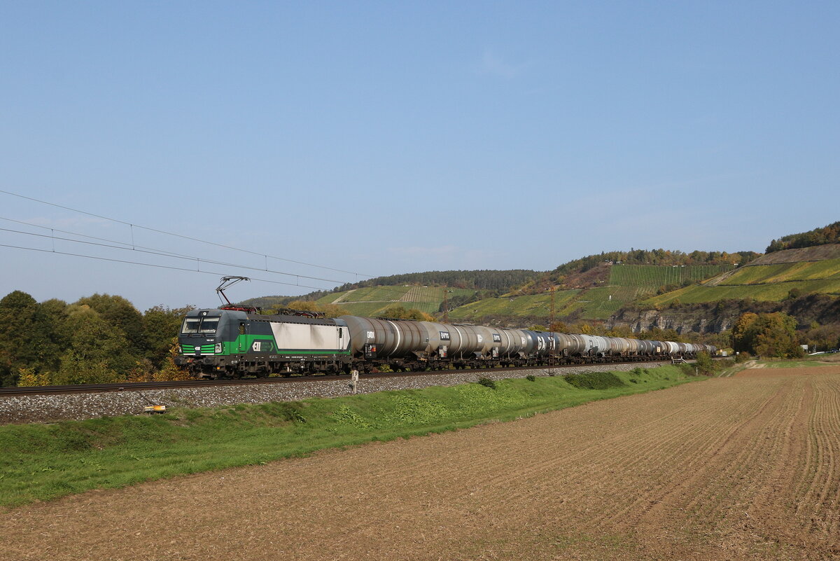 193 207 von  ELL  mit einem Kesselwagenzug aus Gemnden kommend am 12. Oktober 2022 bei Himmelstadt im Maintal.