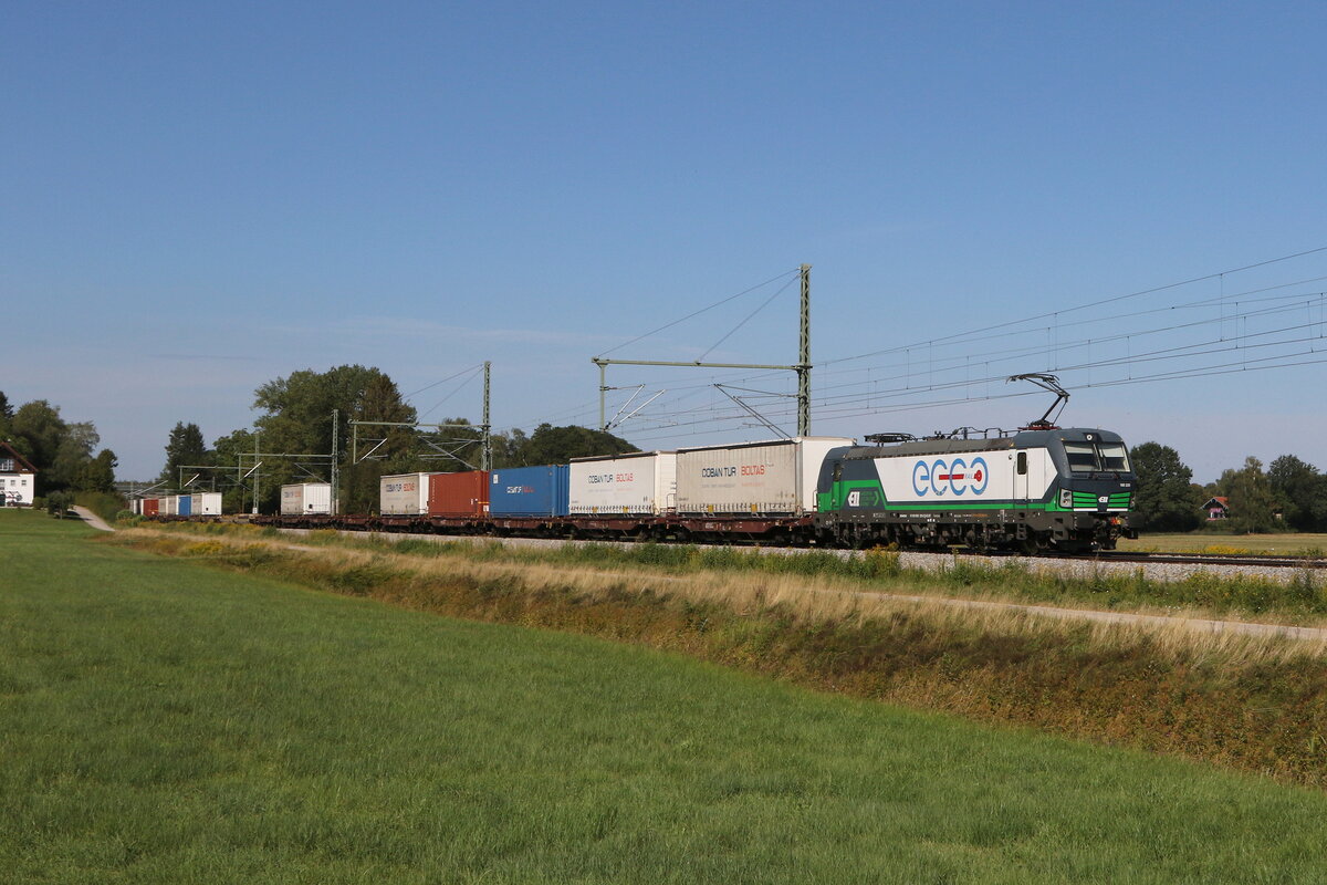 193 225 von  ECCO-Rail  war am 17. August 2022 mit einem  KLV  bei bersee in Richtung Freilassing unterwegs.