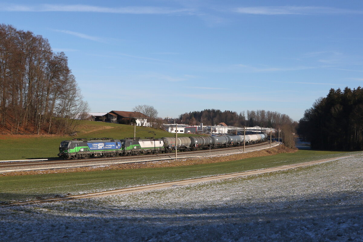 193 269 und 193 724 mit einem Kesselwagenzug aus Salzburg kommend am 27. Dezember 2024 bei Axdorf.