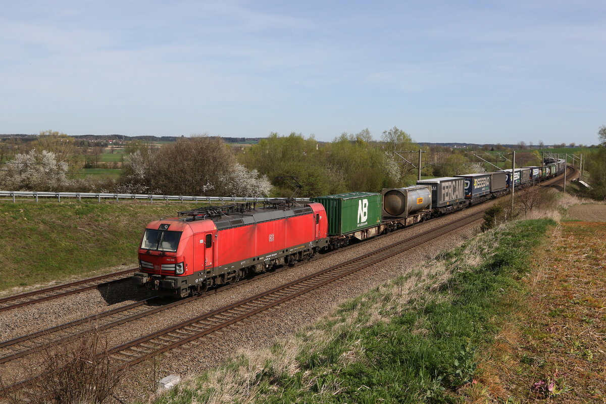 193 329 mit einem  KLV  aus Ingolstadt kommend am 6. April 2024 bei Vierkirchen.