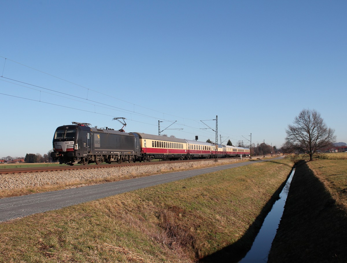193 605-3 mit dem  AKE-Rheingold  am 20. Dezember 2015 aus Salzburg kommend bei bersee am Chiemsee.