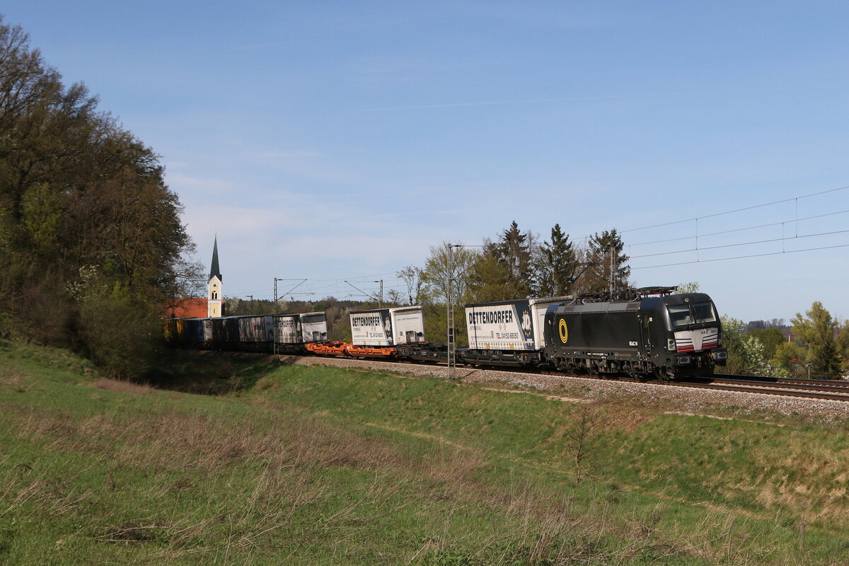 193 663 mit einem  KLV  aus Ingolstadt kommend am 6. April 2024 bei Fahlenbach.