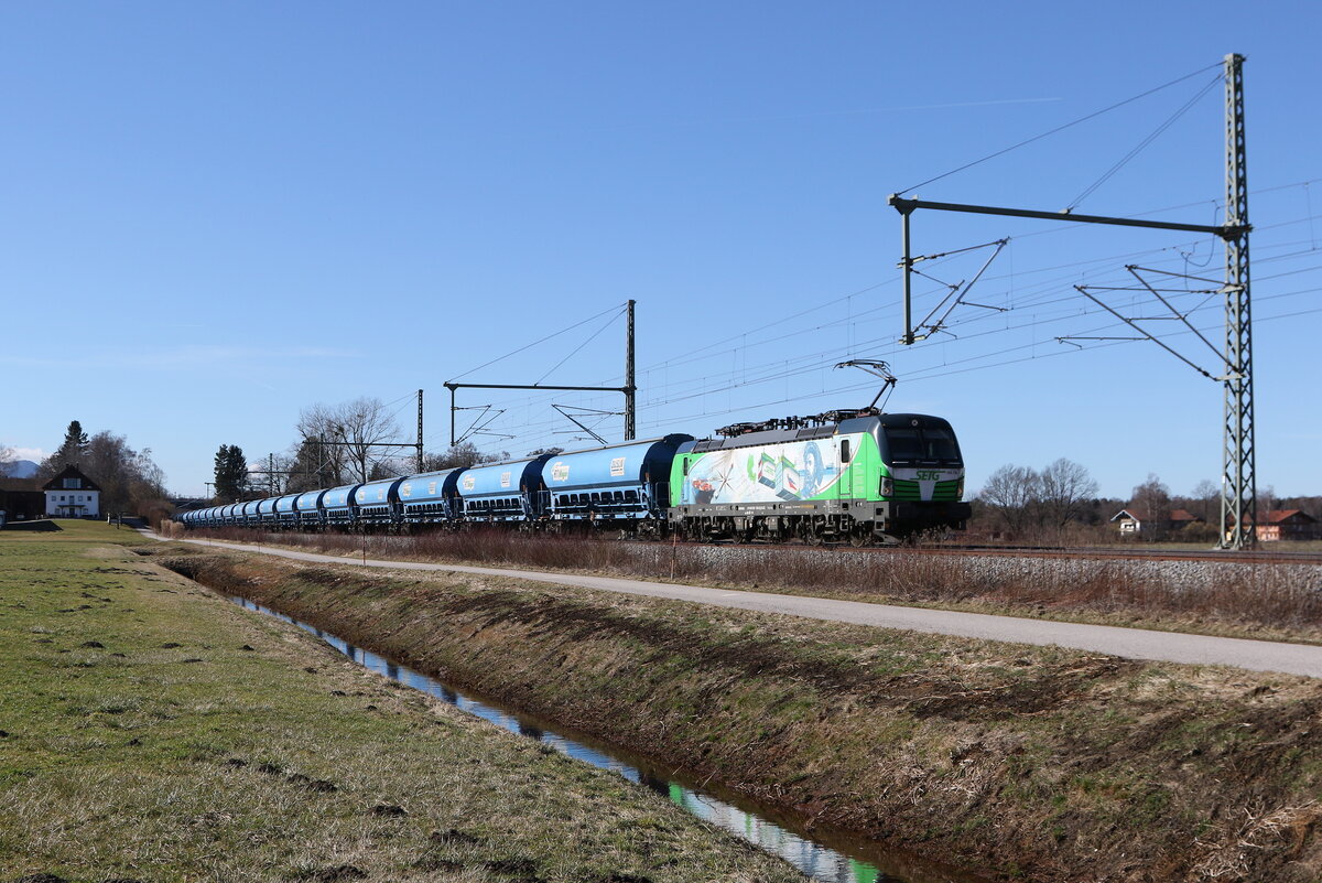 193 736  Marco Polo  mit einem Kesselwagenzug aus München kommend am 25. Februar 2026 bei Übersee am Chiemsee.