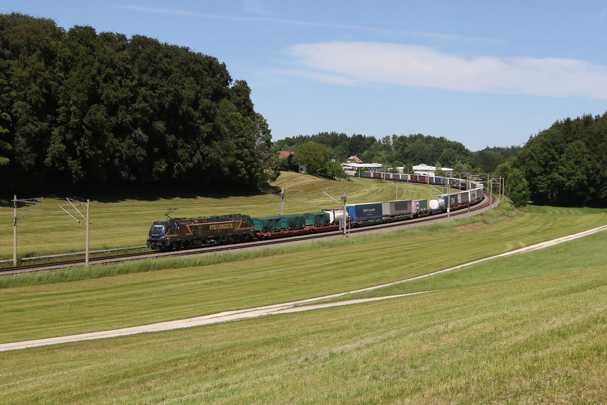 2019 315 von  RTB Cargo  war mit einem  KLV  am 28. Mai 2026 bei Axdorf in Richtung M�nchen unterwegs.