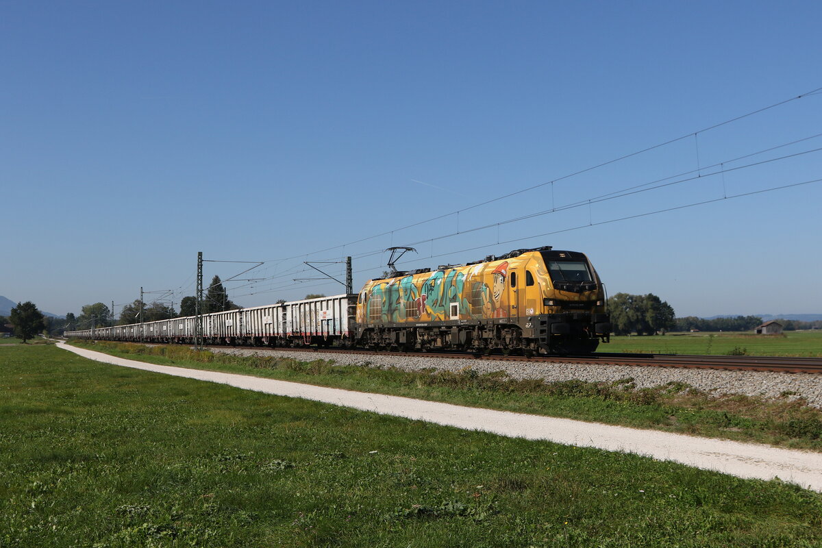 2019 323 von  DISPO-TF  war mit einem  Erzzug  am 30. September 2026 bei �bersee am Chiemsee in Richtung Salzburg unterwegs.