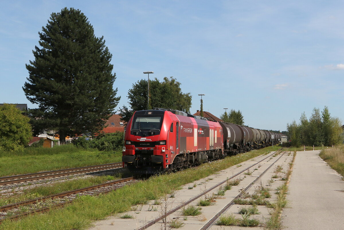 2159 264 von  TRANSFLEX  mit einem Kesselwagenzug aus Burghausen kommend am 25. August 2025 bei Pirach.