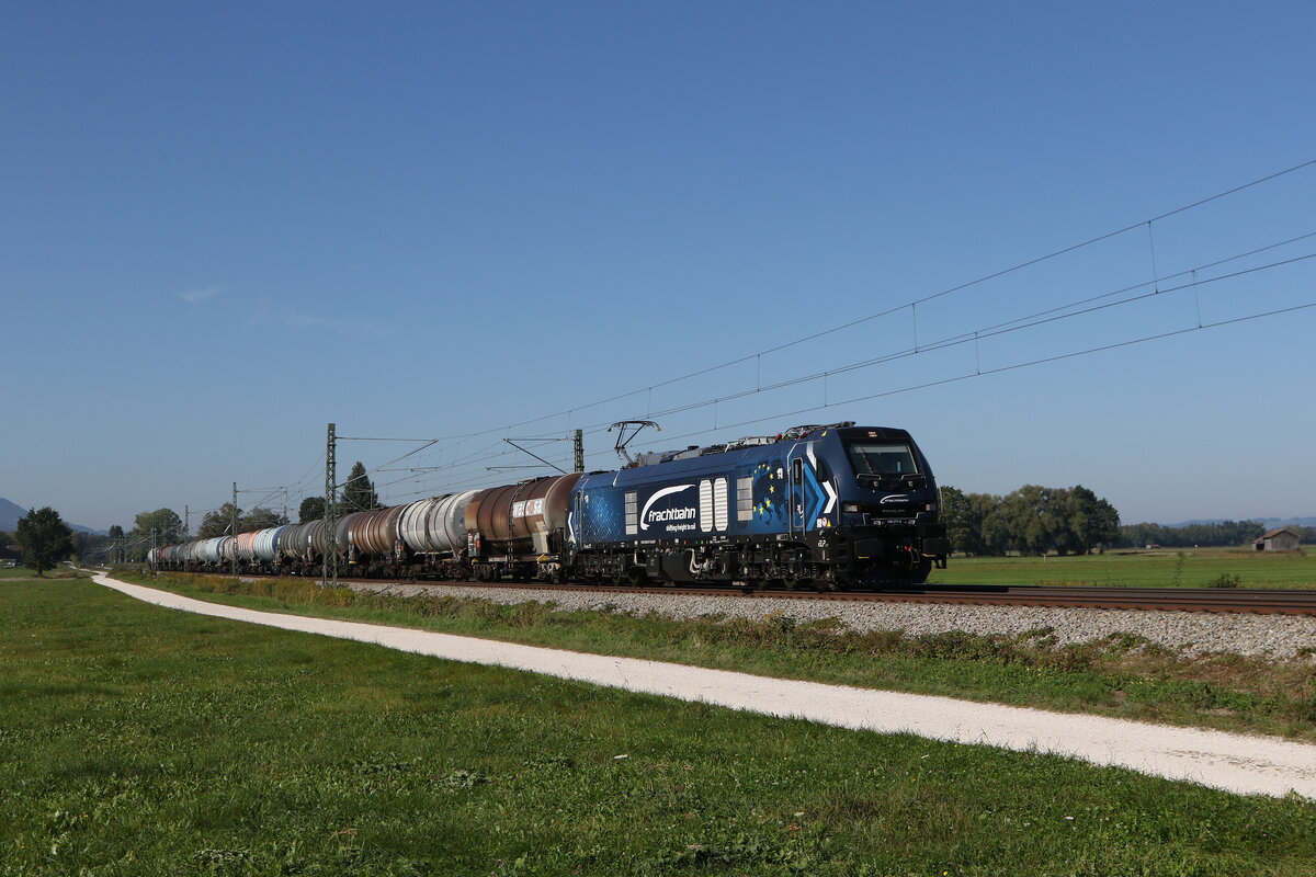 2159 277 von  FRACHTBAHN  mit einem Kesselwagenzug aus M�nchen kommend am 30. September 2026 bei �bersee am Chiemsee.