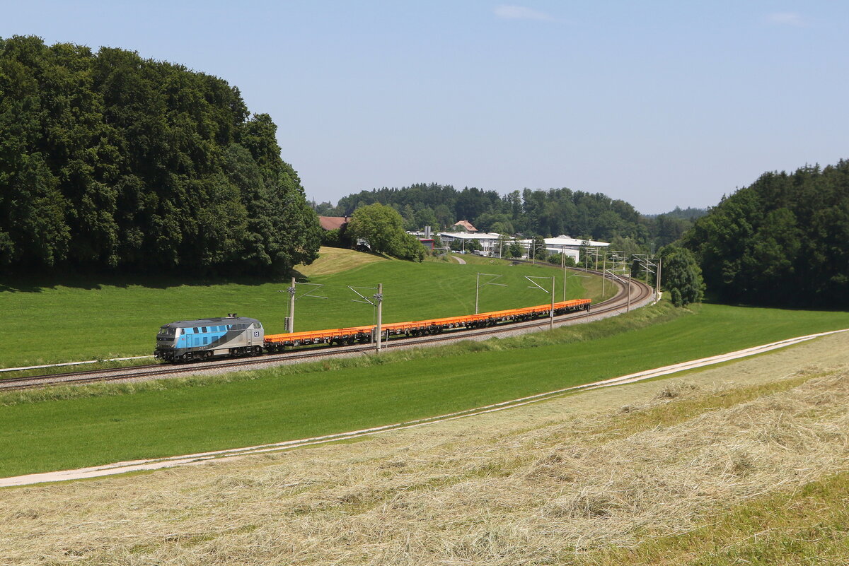 218 308 mit Flachwagen aus Freilassing kommend am 13. Juni 2025 bei Axdorf im Chiemgau.