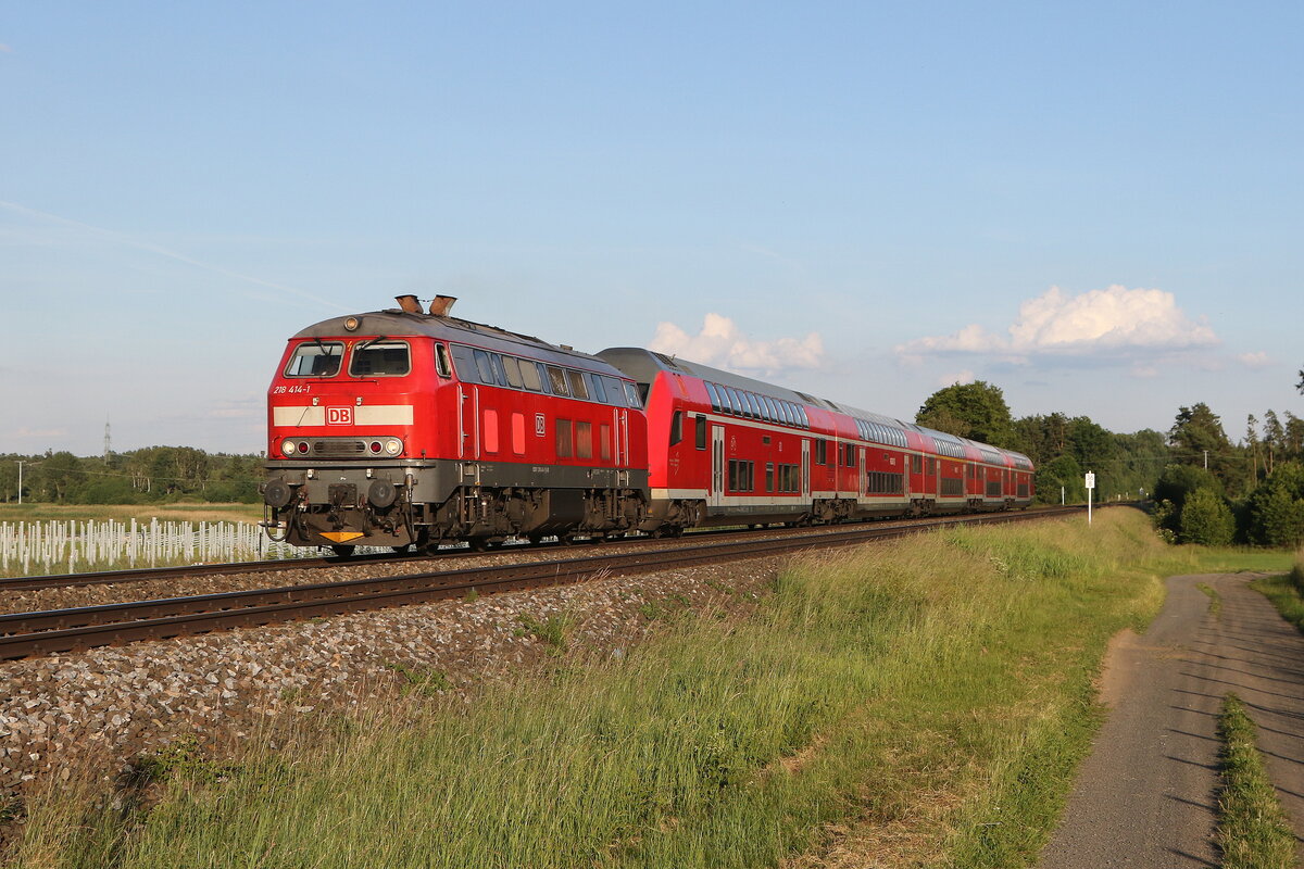 218 414 war am 18. Juni 2026 bei Oberteich in Richtung Hof unterwegs.
