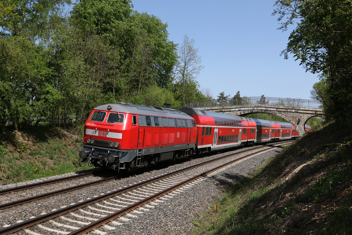 218 433 war am 30. April 2024 bei Pirkensee in Richtung Regensburg unterwegs.