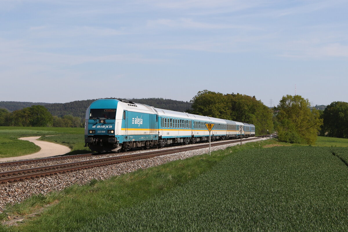 223 068 aus Regensburg kommend am 1. Mai 2024 bei Zeitlarn.