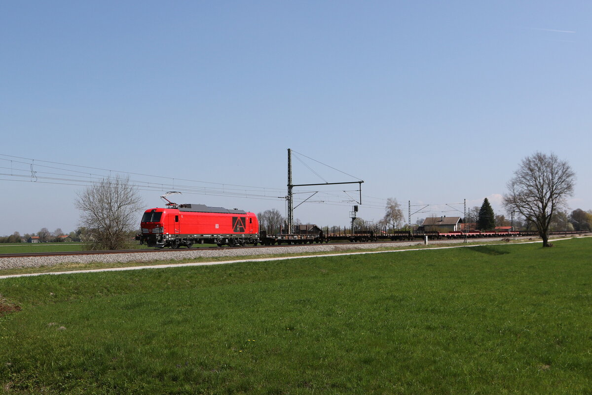 2249 089 mit einem Flachwagenzug aus Freilassing kommend am 17. April 2026 bei �bersee am Chiemsee.