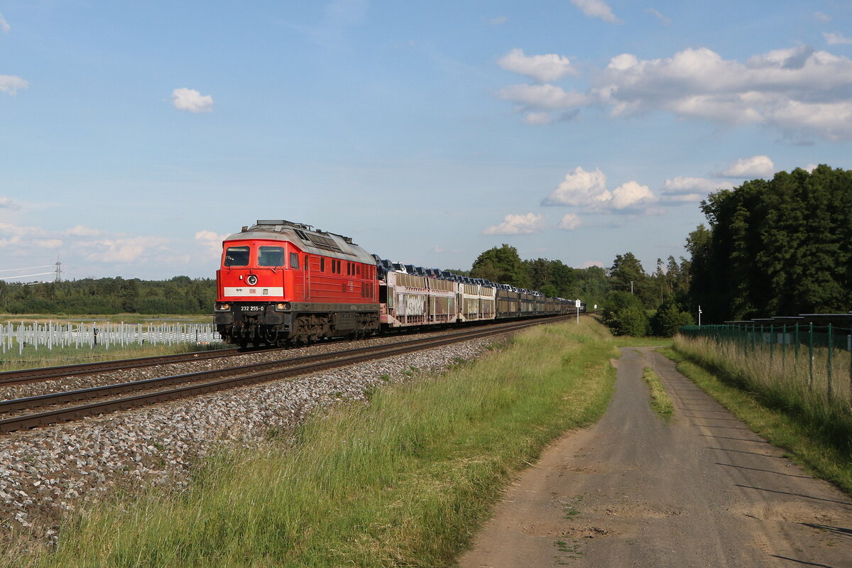 232 255 mit einem Autozug aus Weiden kommend am 18. Juni 2026 bei Oberteich.