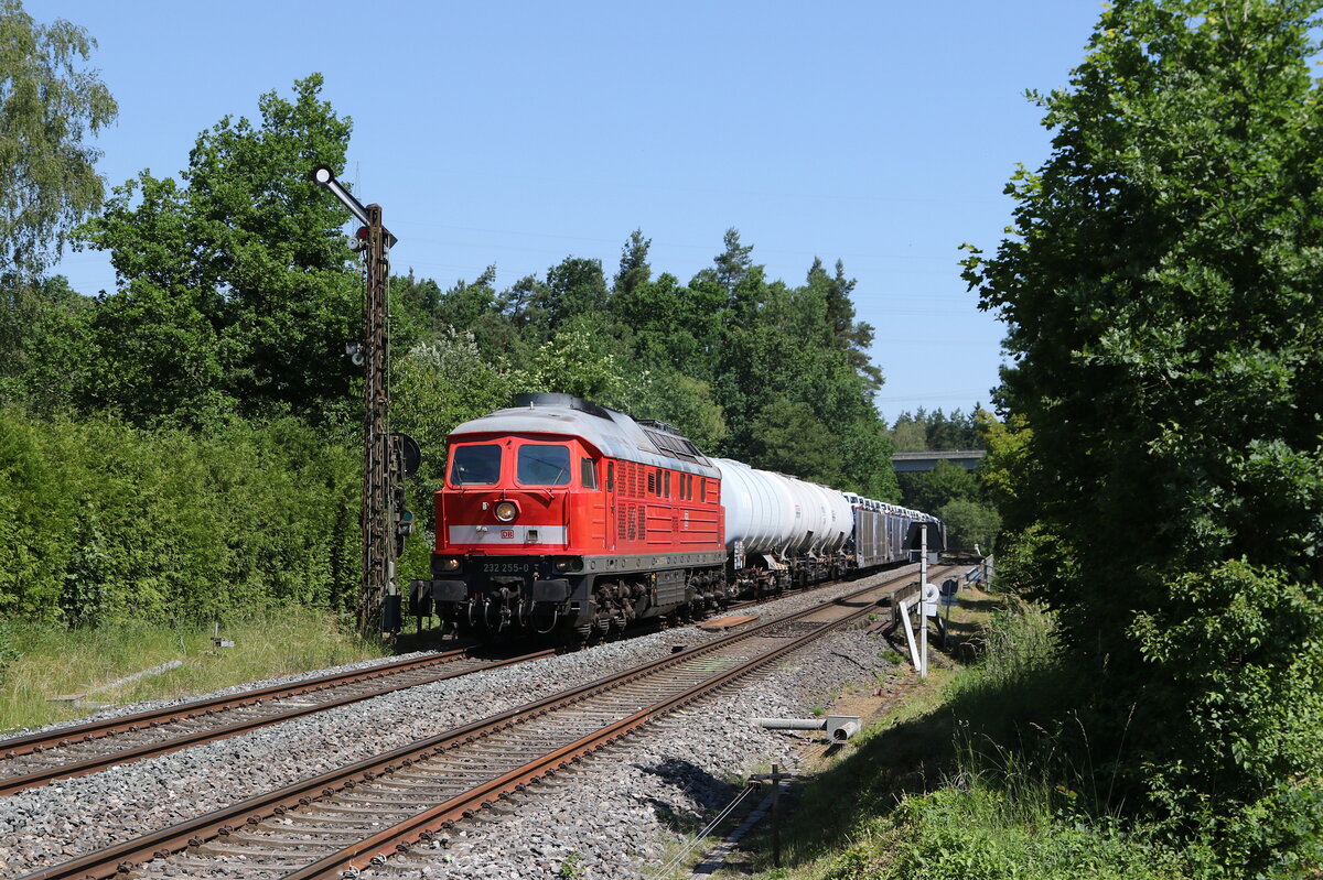 232 255 mit einem gemischten G�terzug aus Hof kommend am 19. Juni 2026 bei Windischeschenbach.