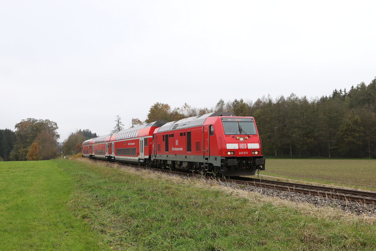 245 015 aus Mhldorf kommend am 28. Oktober 2024 bei Kirchanschring.