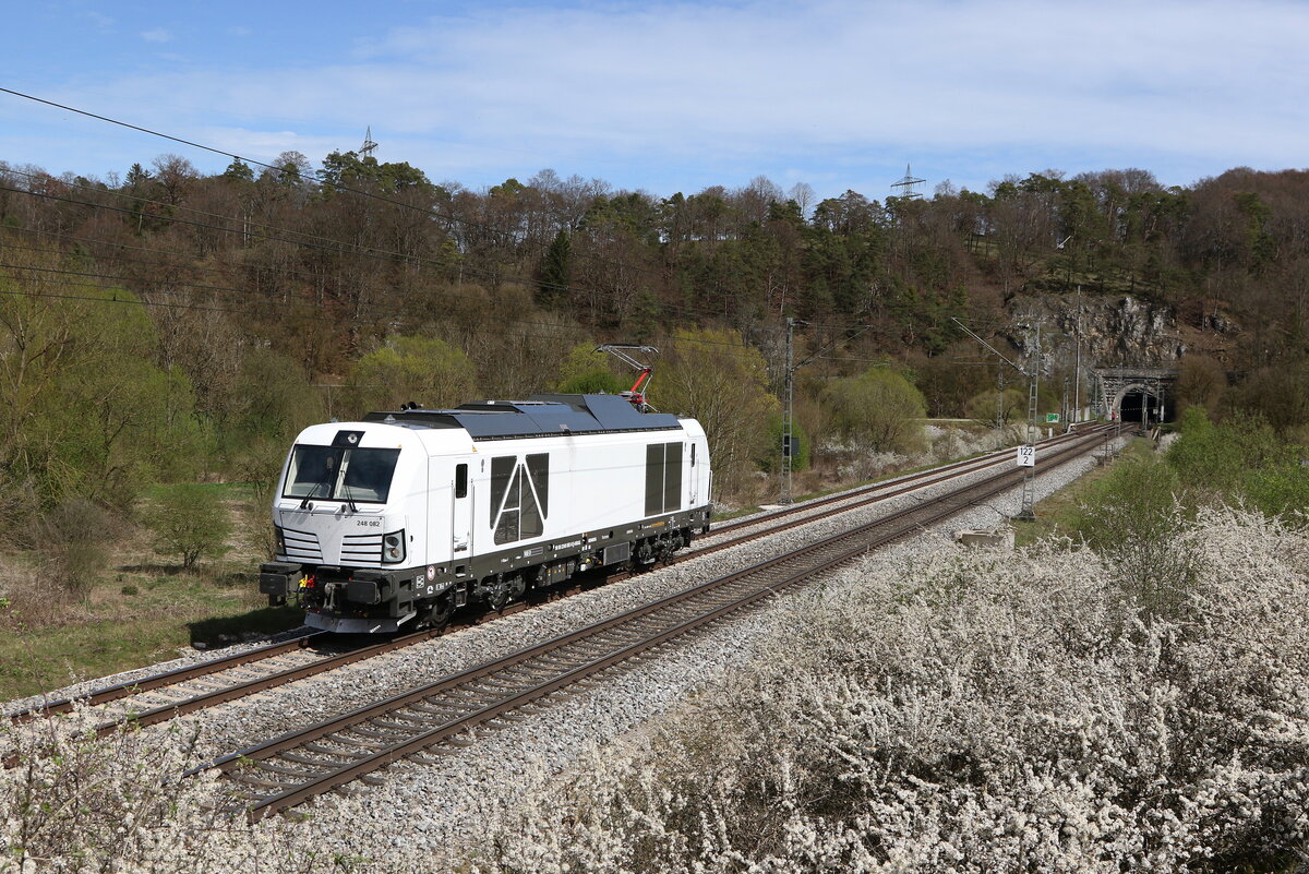 248 090 aus Ingolstadt kommend am 5. April 2024 nahe dem   Esslinger Tunnel  bei Solnhofen.