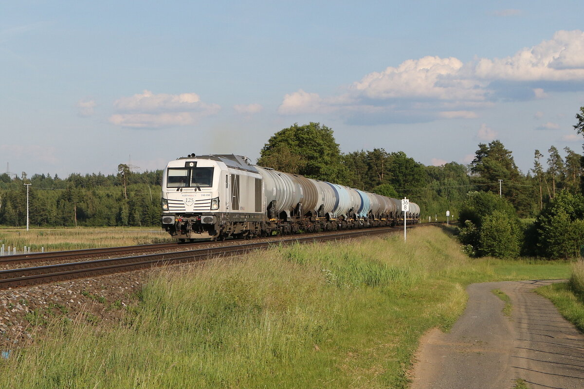 248 090 von  Northrail  war mit einem Kesselwagenzug am 18. Juni 2026 bei Oberteich in Richtung Marktredwitz unterwegs.