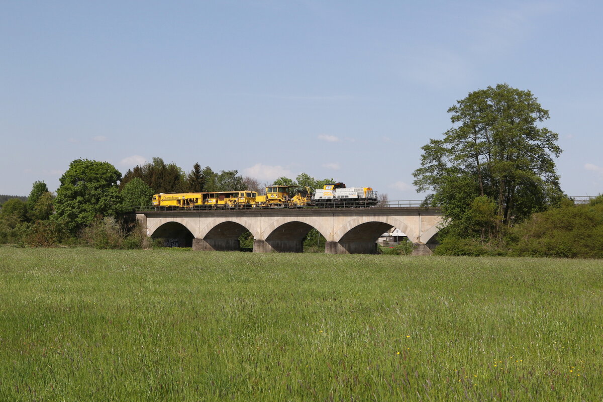 261 314 von  SGL  mit einem kurzen Bauzug am 30. April 2024 bei Regenstauf.