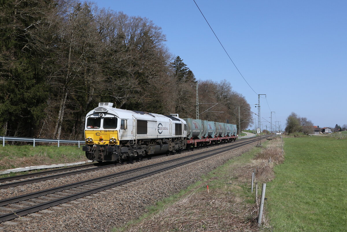 266 411 war mit einem  Mllzug  in Richtung Traunstein unterwegs. Aufgenommen am 11. April 2025 bei Hufschlag.