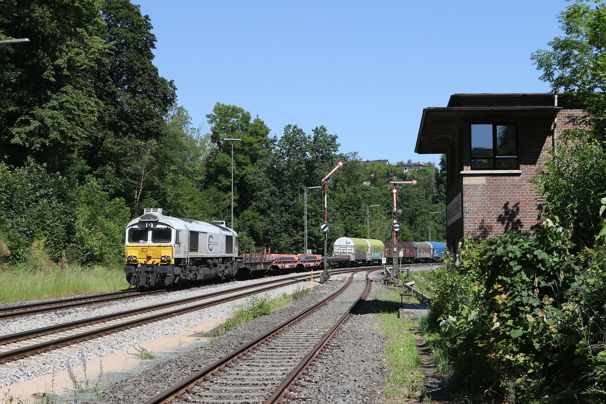 266 443 mit einem gemischten G�terzug am 19. Juni 2026 bei Windischeschenbach.