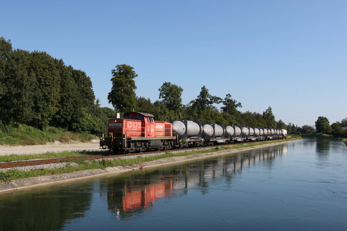 294 795 war am 25. August 2025 mit Torpedopfannenwagen bei Mussenmhle in Richtung Trostberg unterwegs.